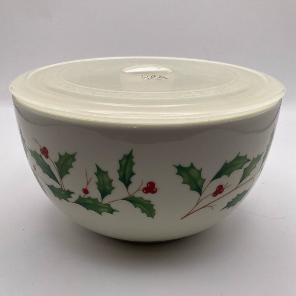 Lenox Holiday Holly Berry Round 6 1/8" Stackable Bowl with Silicone Lid